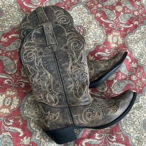 Barely worn a few times Really best condition cow girl boots